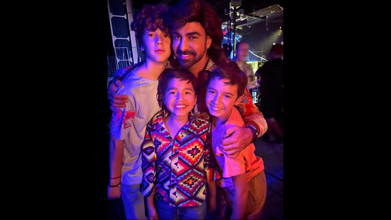 Ariel Miramontes es el orgulloso papá de Quetzal, Arim y Kinam