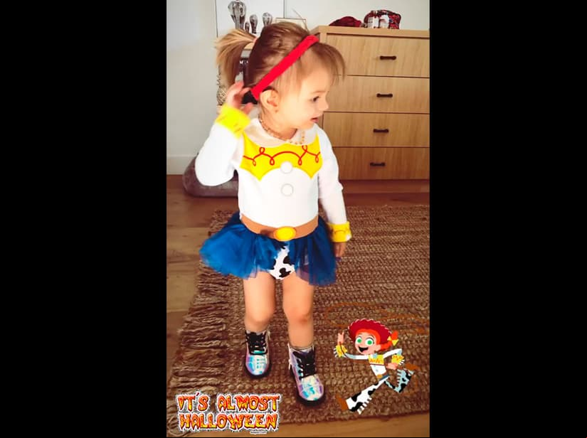 Kailani, la hija de Aislinn Derbez y Mauricio Ochmann, posó con un traje de 'Jessie' de las películas de 'Toy story'.