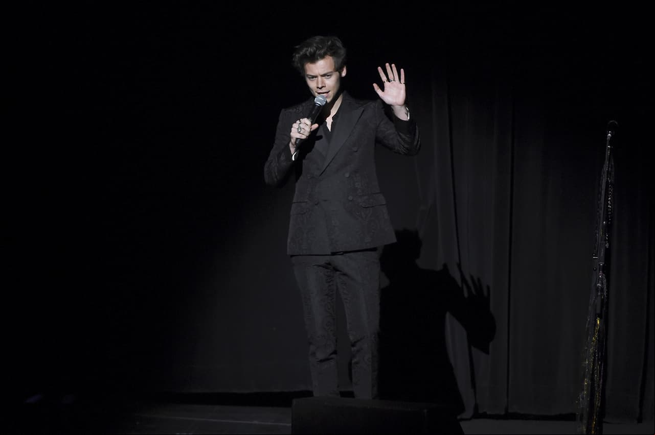 Fans especulan sobre bisexualidad de Harry Styles por su nueva canción