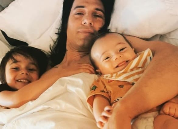 Criss Angel detalló que a su hijo "le diagnosticaron cáncer pediátrico antes de los dos años, ha estado en tratamiento durante más de tres años, ha estado en remisión".
