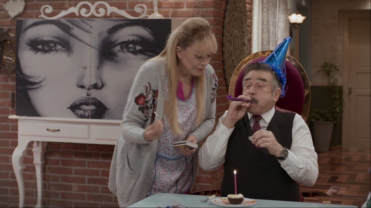 Resignado, Renata le enciende una velita encima de un pastelito que termina comiéndose su papá.