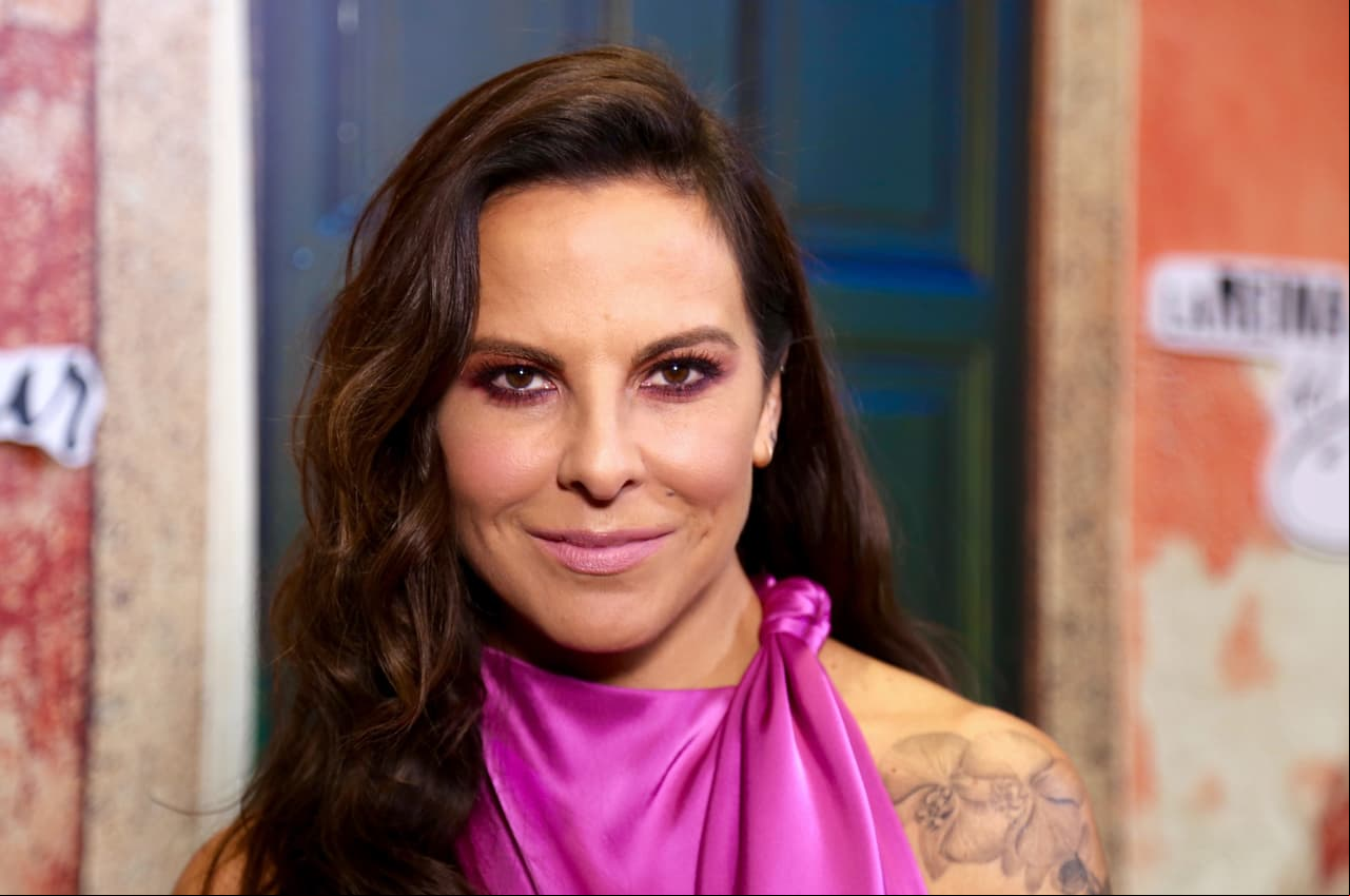 Kate del Castillo ha cautivado al público en el cine y la televisión, desde ‘Muchachitas’ hasta ‘Ingobernable’. La actriz compartió en entrevista con Telemundo sobre lo que piensa del amor. “El amor que es el que está marcado por la sociedad, de estar casados y la familia, no soy ese tipo de mujer, pero de que tengo amor, tengo mucho amor”, aseguró.