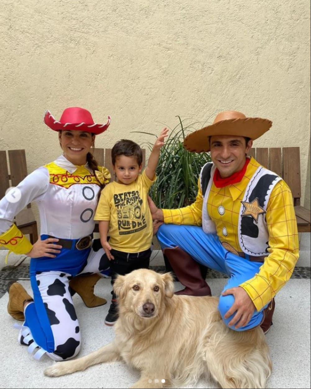 Si de atuendos distintos se trata, no podemos dejar pasar la vez que subió una foto como Jessie, la vaquerita de Toy Story, mientras que su esposo fue Woody.