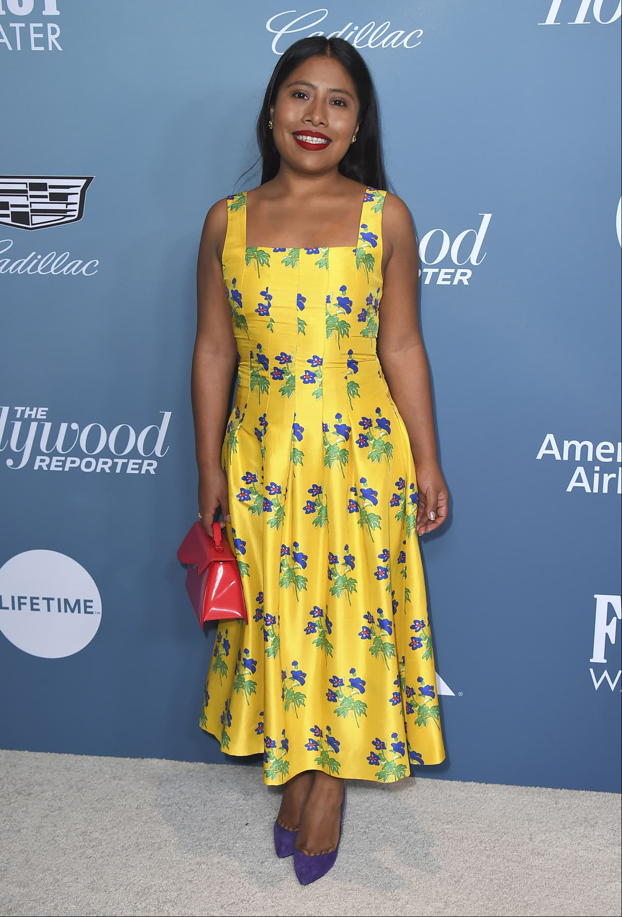 Yalitza ha sobresalido con sus decisiones de moda durante la temporada de premios. Este vestido amarillo con estampado floral de la firma Novis lo usó en el evento The Hollywood Reporter's Power 100 Women in Entertainment.