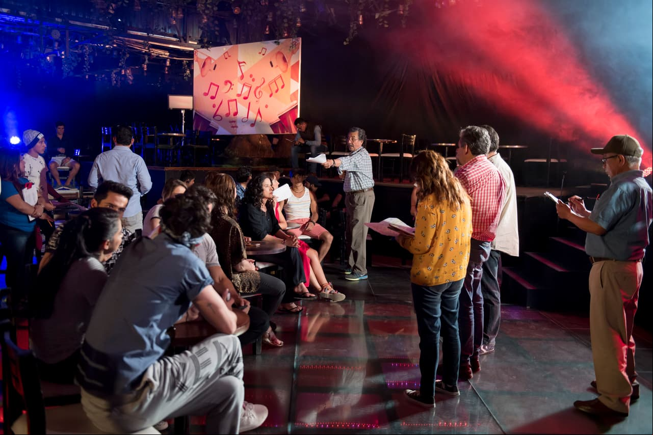 El director de escena afina los últimos detalles antes de grabar.