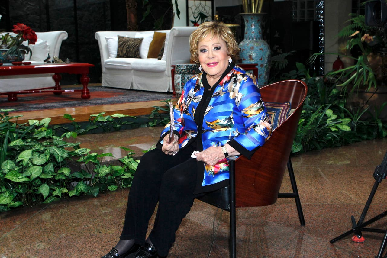Al ser una de las actrices más importantes del mundo del espectáculo, Silvia Pinal de vez en cuando ofrece entrevistas en el interior de su hogar, por lo que en varias ocasiones ha dejado al descubierto algunos rincones, los cuales van desde el retrato que le pintó Diego Rivera en 1956 hasta la enorme alberca techada que está junto al comedor, donde también ha pasado inolvidables momentos en familia ¡Conócela!