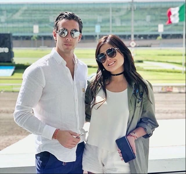 Echeverría y Jiménez se conocieron a través de redes sociales, tal y como ambos lo compartieron en un video de preguntas y respuestas organizado por una prestigiosa marca de joyería.