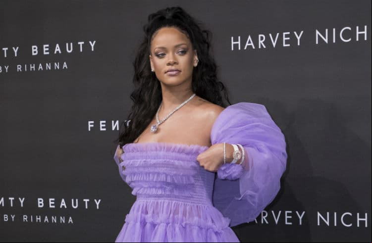 Rihanna impacta con nuevo color de labial