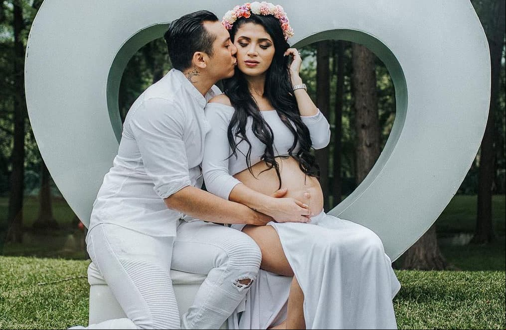 Edwin Luna presume a Kimberly Flores embarazada y totalmente desnuda