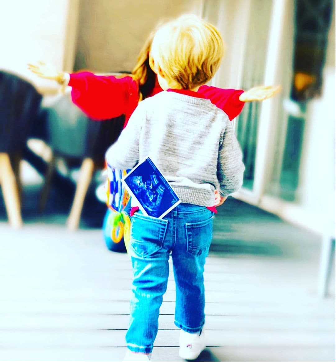 Anahí enterneció la red al compartir una imagen de su ultrasonido sostenida por el pequeño Manuel, quien parece estar feliz con la noticia del nuevo integrante de su familia.