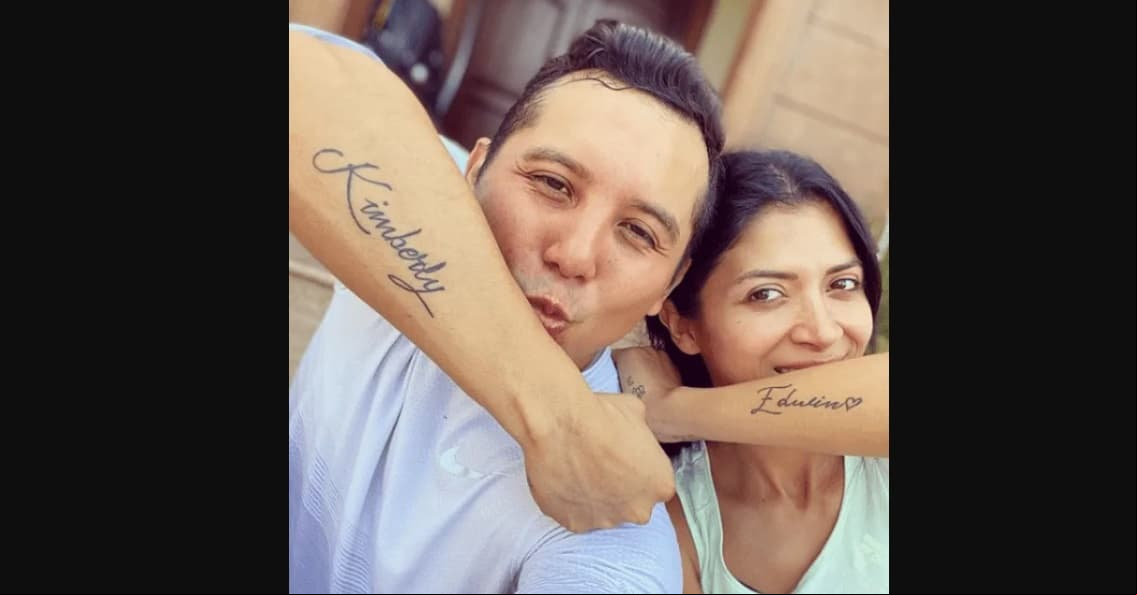 Edwin Luna tiene tatuado el nombre de su esposa Kimberly Flores en el brazo. Además, la pareja comparte otro tatuaje en la mano.