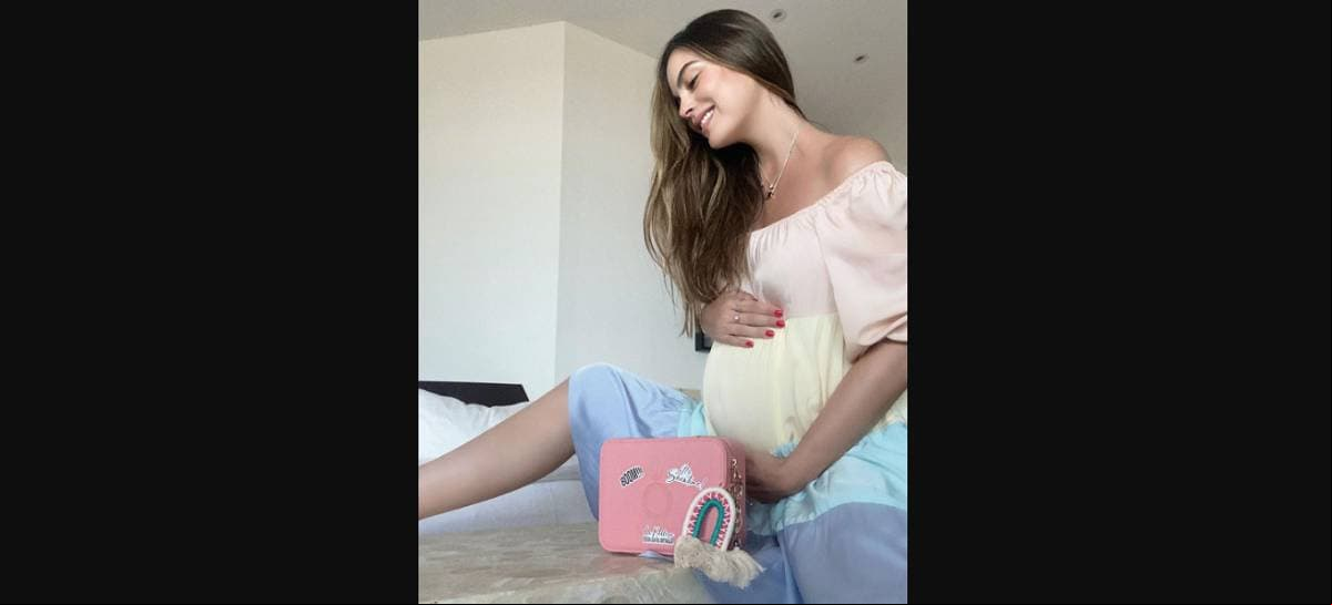 Tras perder a un bebé, Ximena Navarrete conmovió este 2021 al anunciar que está embarazada por segunda ocasión y que junto a su esposo Juan Carlos Valladares espera una niña, de quien no ha revelado el nombre.