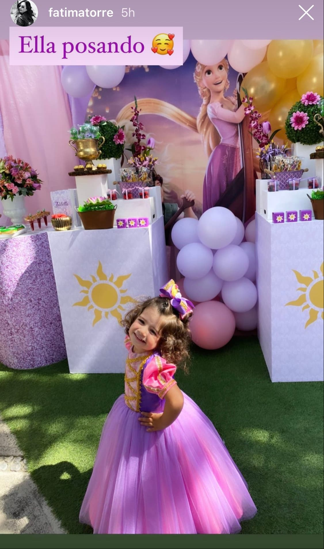 Isabella también usó un vestido idéntico al de 'Rapunzel', tal como lo hizo días antes en su primera fiesta, donde vistió uno de 'Elsa'.
