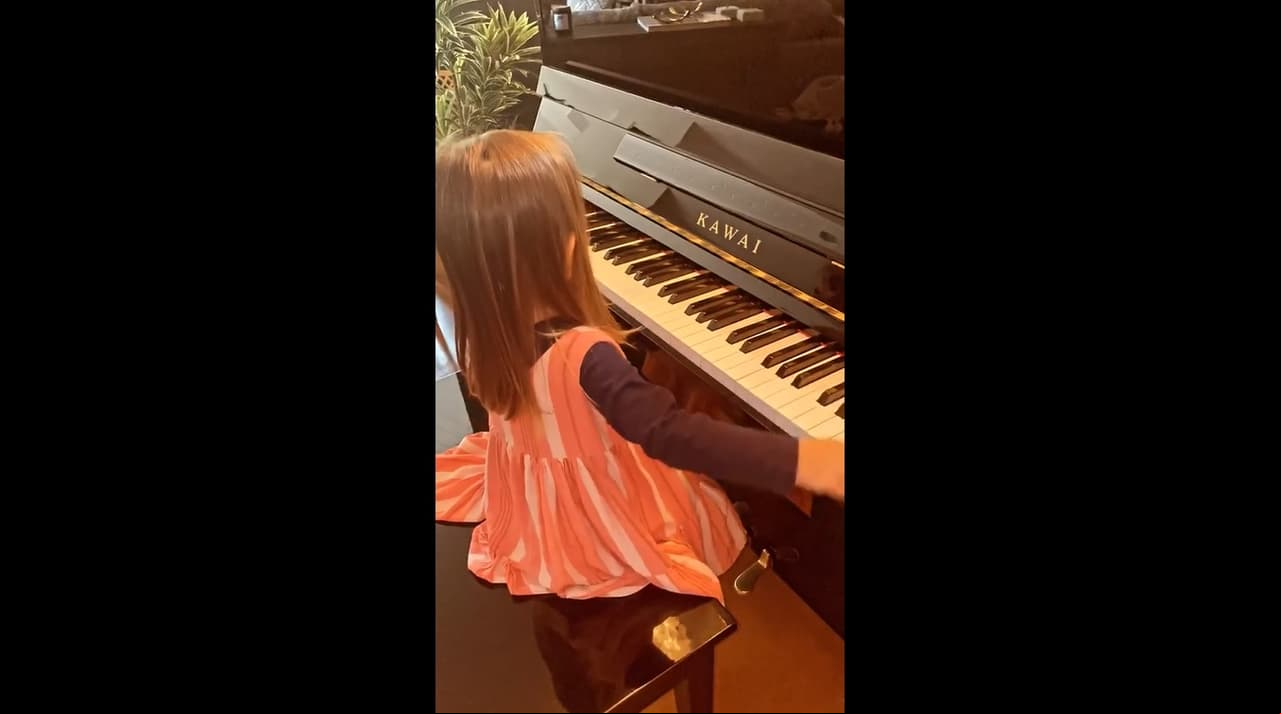 Esta comparación, provocó que los fans también destacaran que Kailani se ve igual de grande que Aitana, pese a que la hija de Alessandra Rosaldo es tres años mayor que la pequeña.