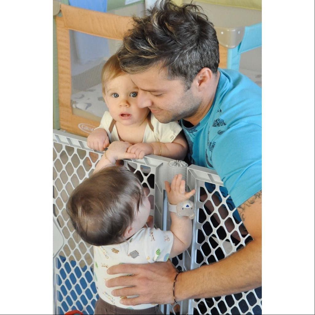 De acuerdo con el portal Quién, fue el 20 de agosto de 2008 que Ricky Martin anunció, por medio de un comunicado, que se había convertido en padre de dos niños a través del método de subrogación gestacional, en la cual se colocan los óvulos fecundados mediante fertilización in vitro en el vientre de una mujer que decidió prestar ese servicio.