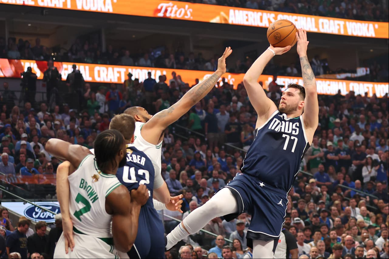 Mavericks aplasta a Celtics y tiene vida en las NBA Finals