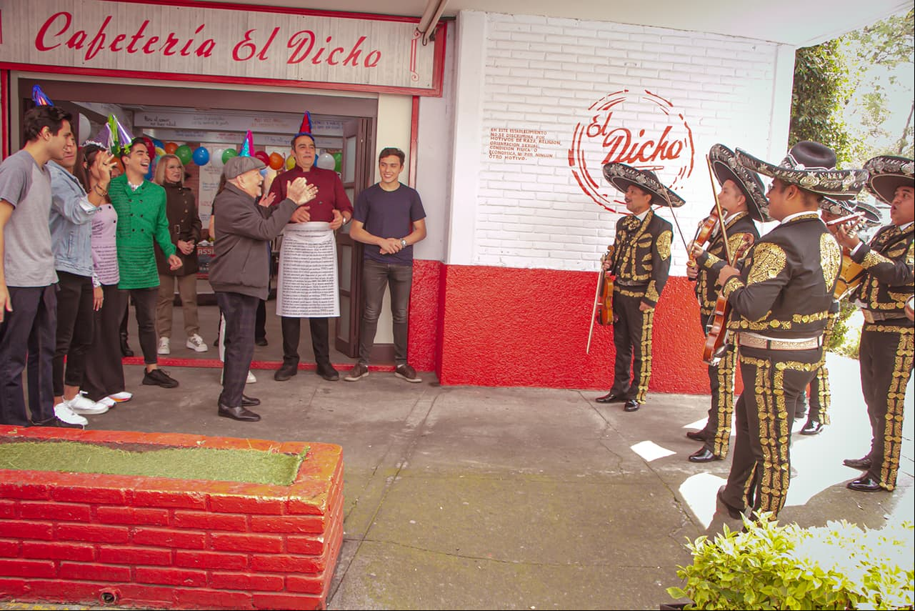 El actor fue sorprendido con mariachis en su lugar de trabajo.