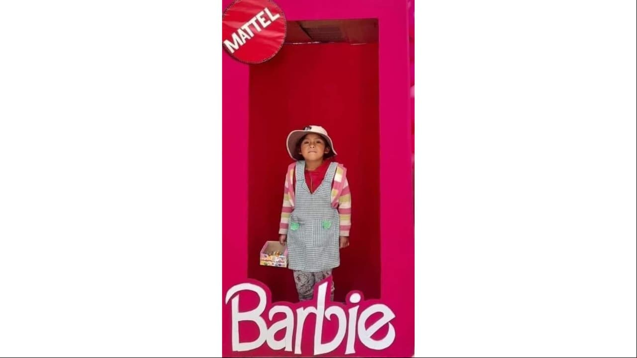 Niña que vende dulces se hace viral por tomarse foto en caja de Barbie: le dieron regalos