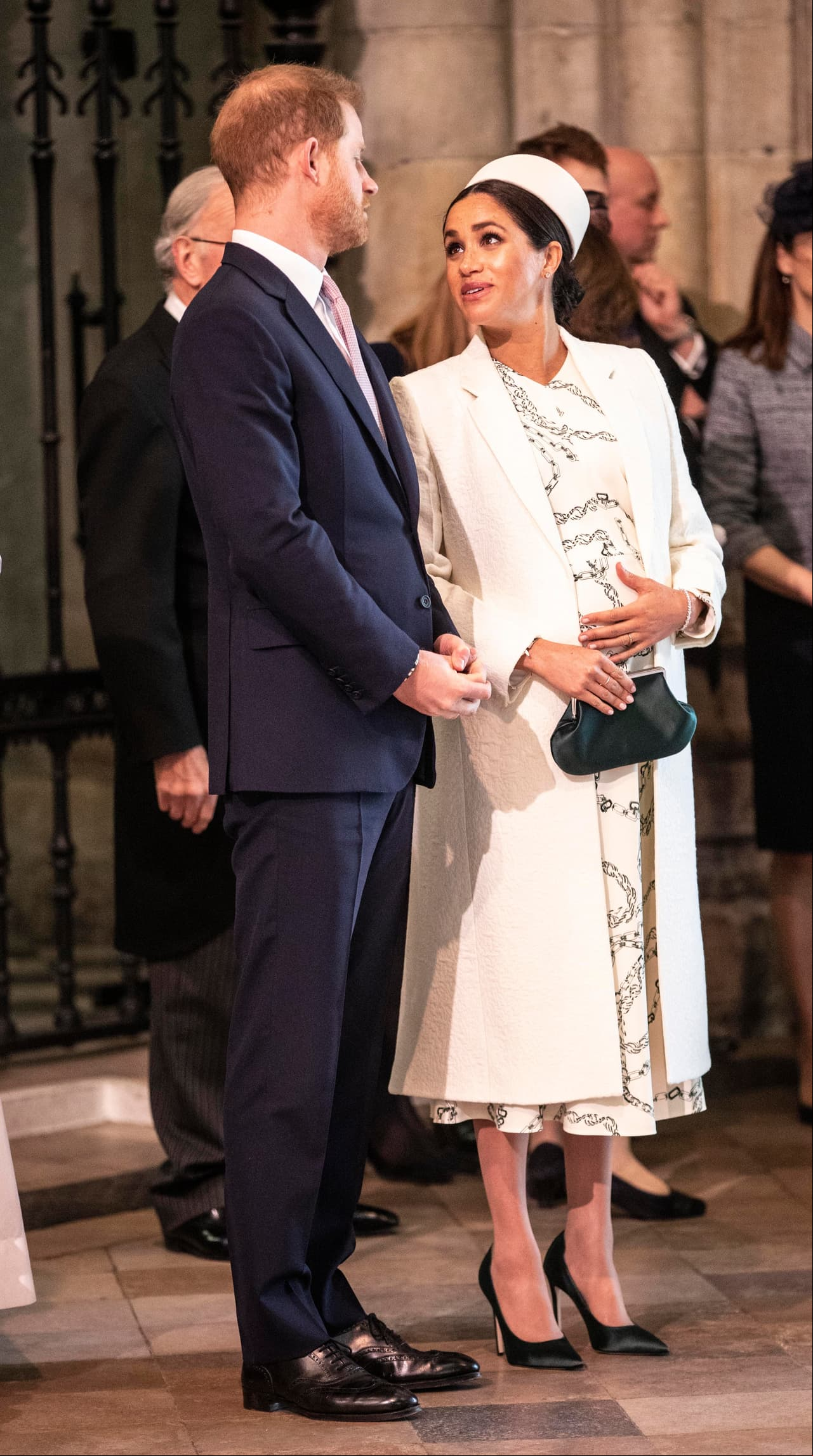 Además, Graves aseguró que esta clase de gestos son comunes en el hipnoparto, método que incluye técnicas de relajación durante el parto y con el que, aseguran, Markle se prepara para el nacimiento de su primer hijo. ¿Cuál es tu teoría?