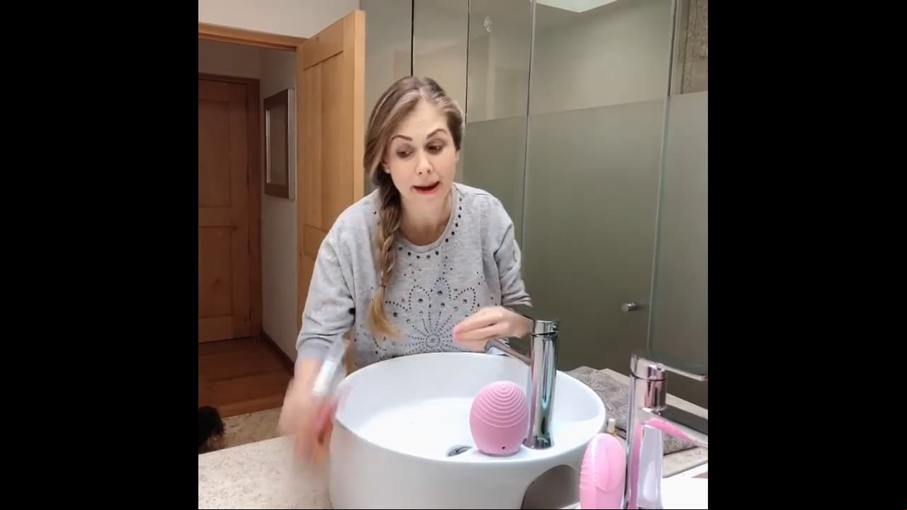 El baño cuenta con dos lavabos y una amplia zona de regadera, la cual está rodeada por un cancel de vidrio.