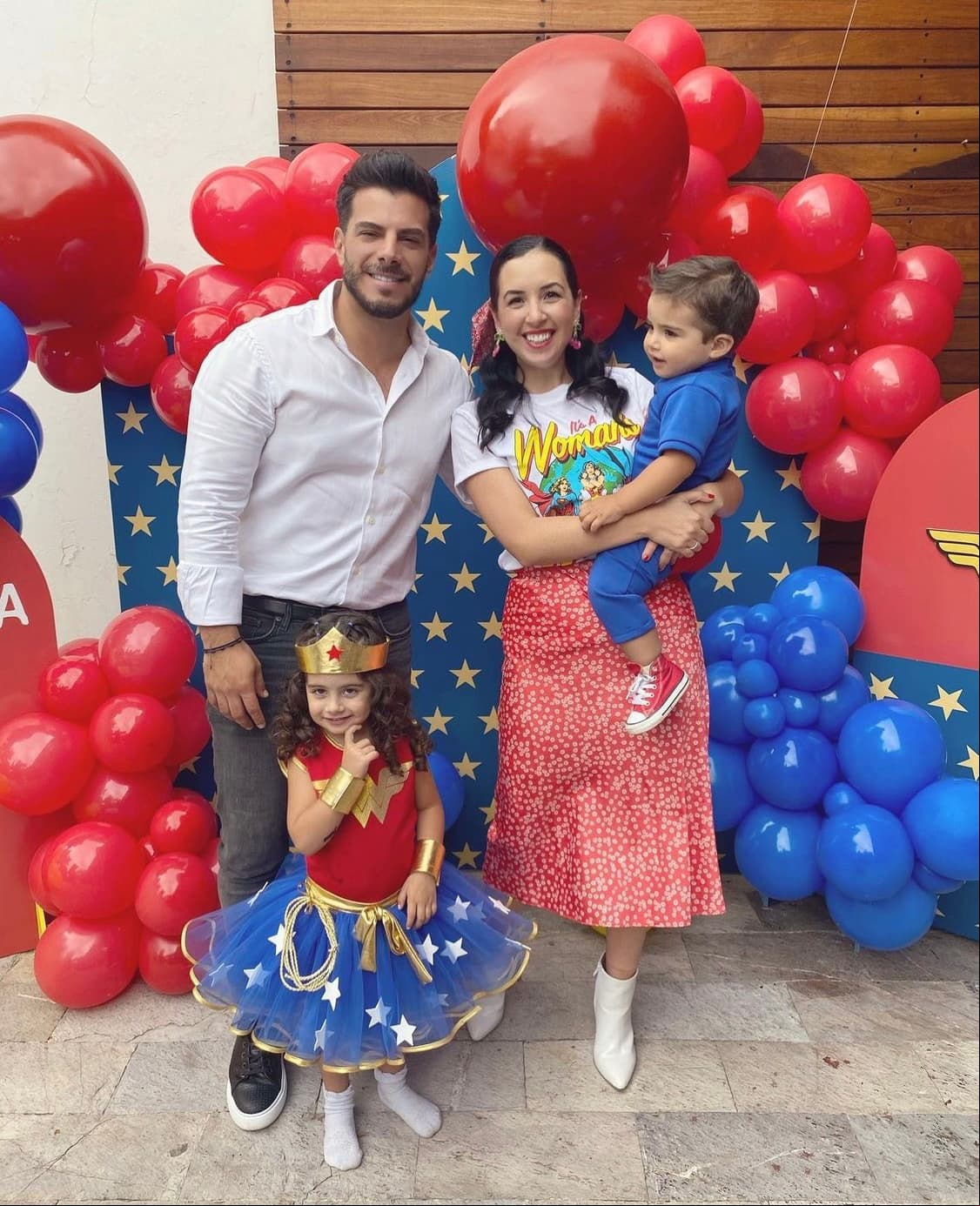 El tema elegido por la pequeña Isabella fue nada más y nada menos que la 'Mujer Maravilla', la mítica superheroína de DC Comics.