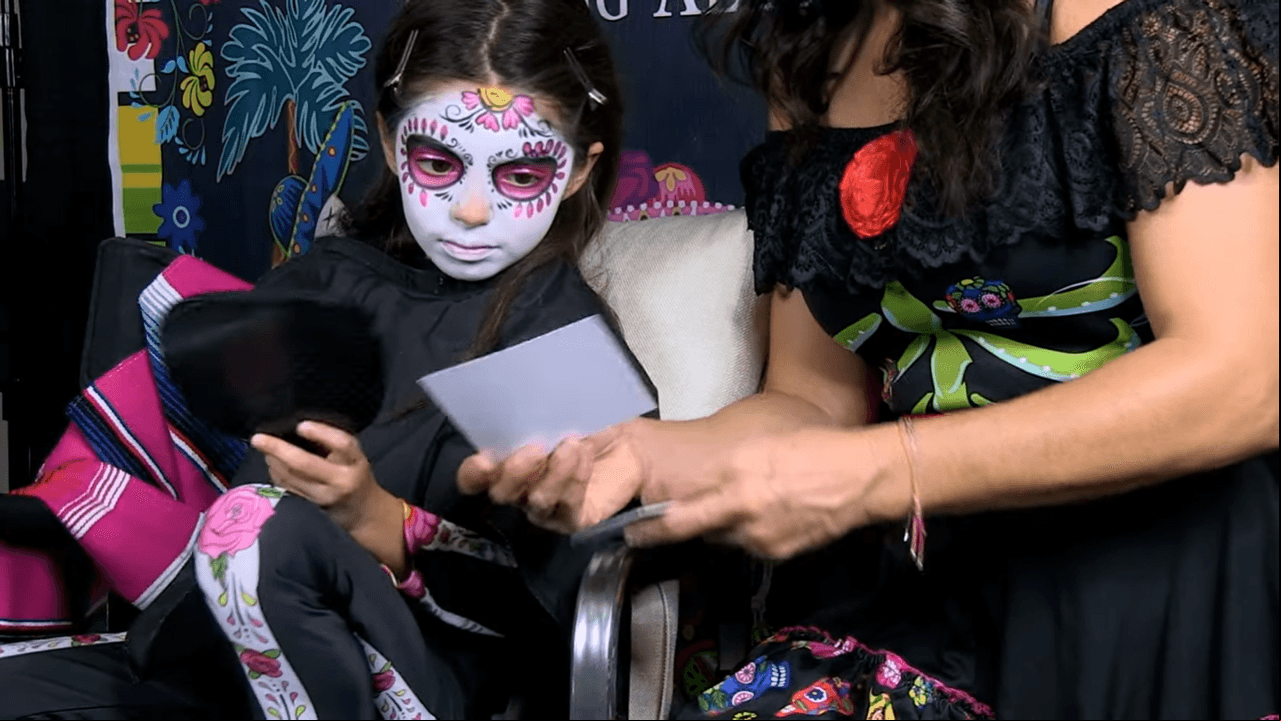 “Para mí es importante que como mexicanos y criando a nuestra hija lejos de su país, porque ella también es mexicana, es importante que conozca estas tradiciones y que las celebremos. También a raíz de dos películas hermosas, que son Coco y El Libro de la Vida, que son de las favoritas de Aitana, pues con más razón tenemos que celebrar el Día de Muertos”, detalló.