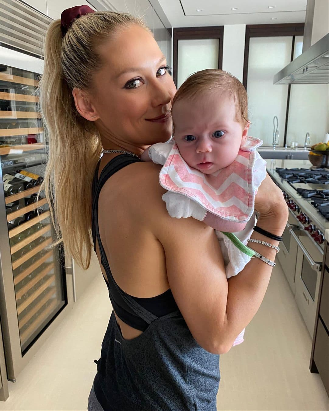 Anna Kournikova compartió una fotografía en la que aparece con su hija Mary, quien se llevó varios comentarios de sus fans y aseguraron que el parecido en los ojos es sorprendente. “Dulce y adorable”, “No parece que haya parido”, dijeron en Instagram.