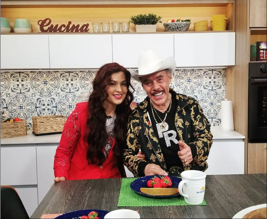 En el programa, Juana compartió que la familia Rivera la ha tratado muy bien, además respondió que es lo que más le gusta de su esposo. “Es un hombre, una persona que tiene mucha pasión por lo que hace, a mi me encanta eso y no se rinde con nada, ni aunque lo pisoteen no se rinde; es muy respetuoso de las personas y a mí me encanta eso”, dijo.