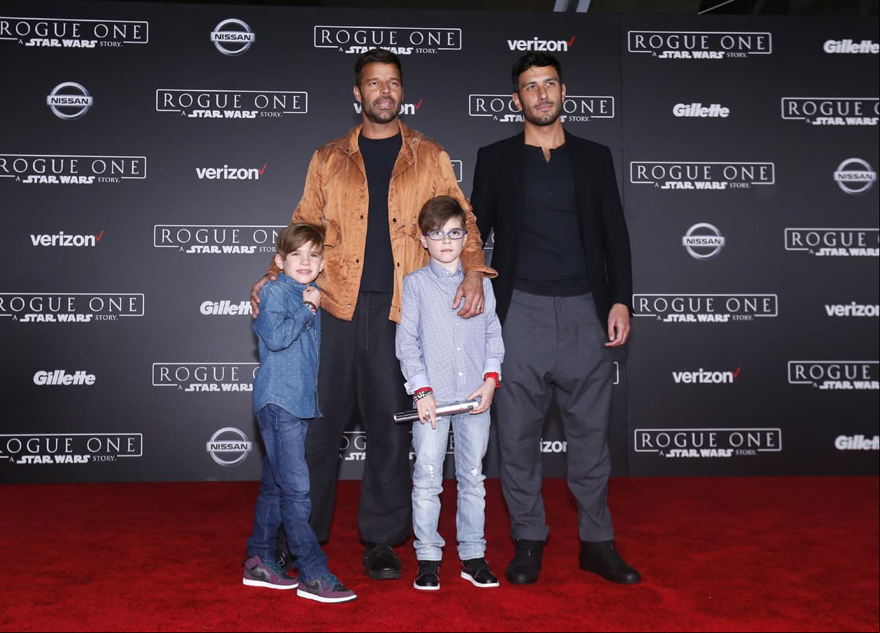 En enero de 2018, Ricky Martin anunció que se había casado con Jwan Yosef tras varios años de relación, por ello es que el artista ha acompañado a Ricky con sus hijos en múltiples eventos.
