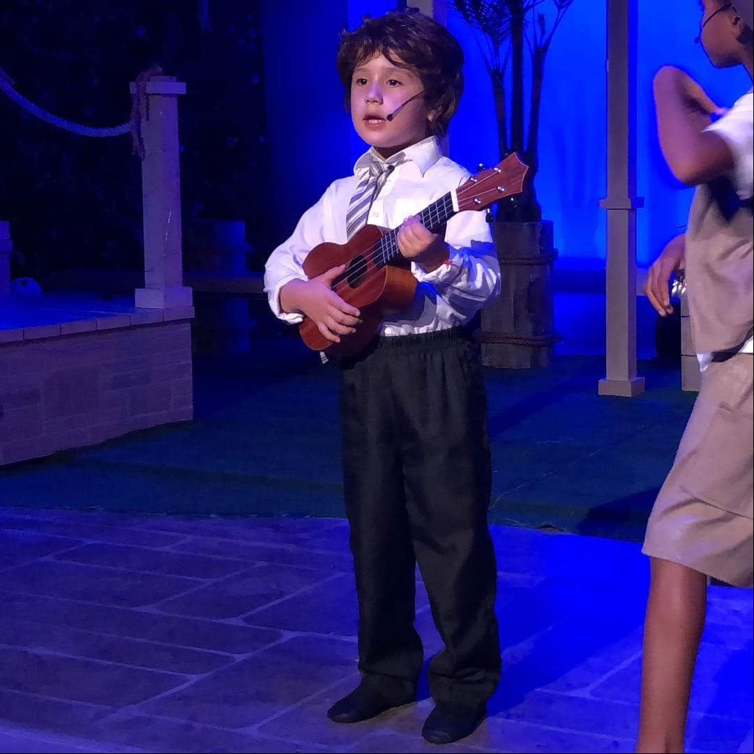 En abril pasado, la actriz de ‘La fan’ y ‘La fea más bella’ compartió con sus 1.4 millones de seguidores de Instagram que su hija tuvo una presentación de teatro musical donde salió de hombre.