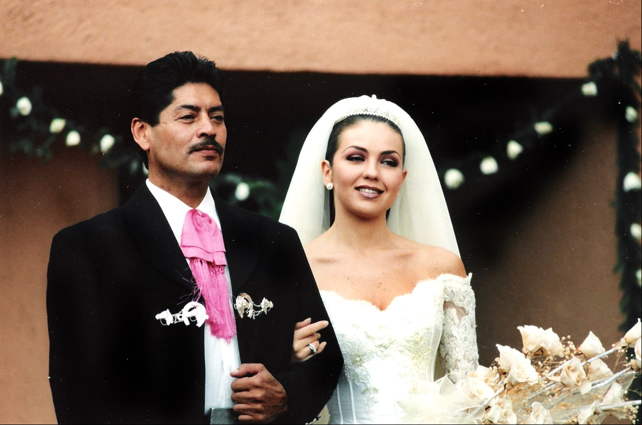 A pesar de que actualmente se dedica por completo a la música y otras actividades empresariales, Thalía es una de las estrellas más recordadas de las telenovelas mexicanas, quien vistió de blanco para el melodrama ‘Rosalinda’ en 1999.