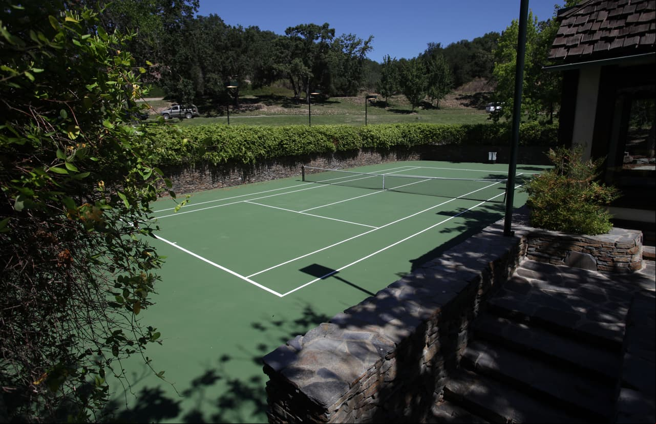 Cancha de tenis, un cine, área de parrillas, instalaciones para un refugió de animales, establos, alberca y tres casas de huéspedes.