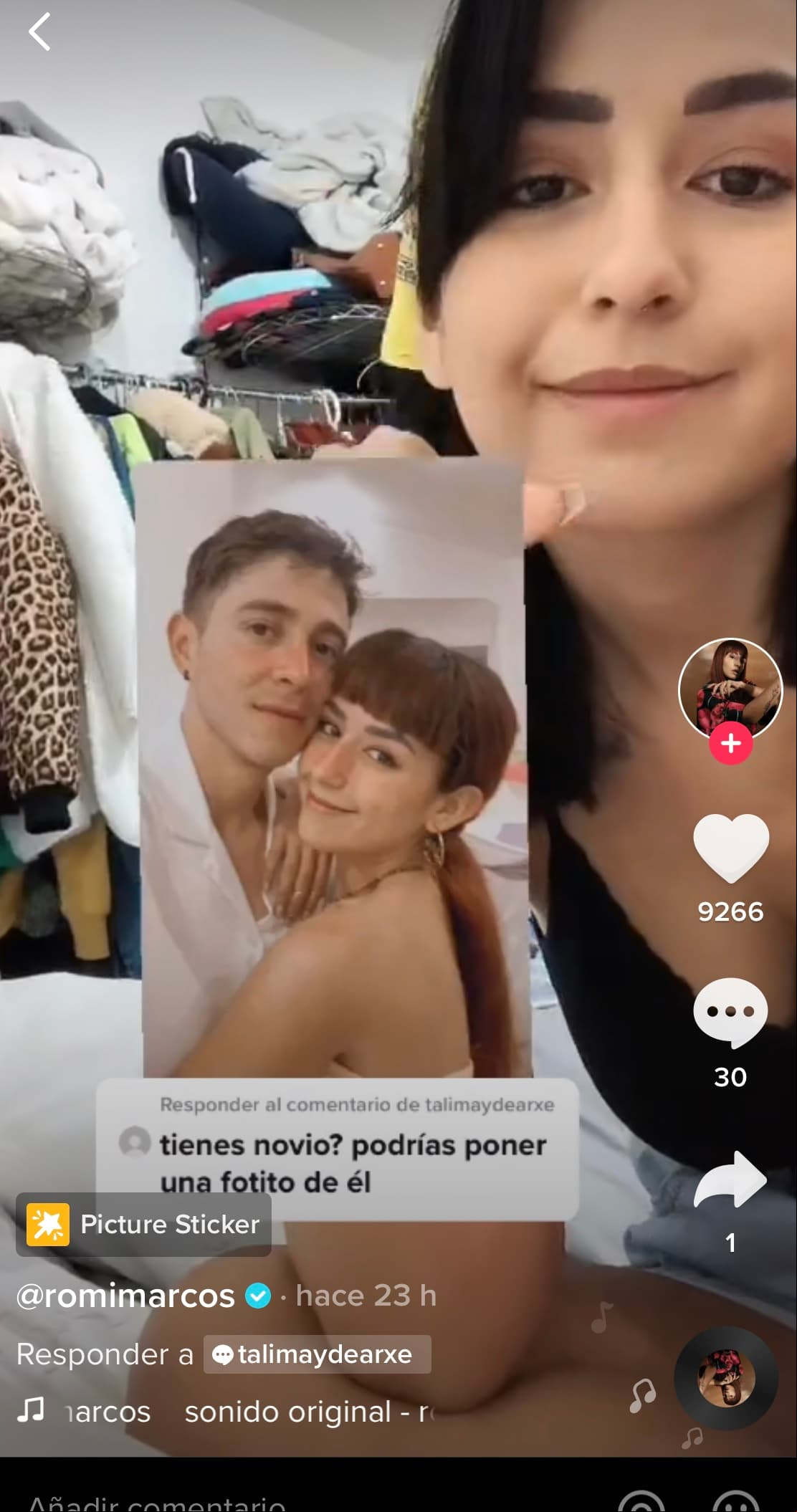 Romina Marcos muestra una fotografía de su novio.
