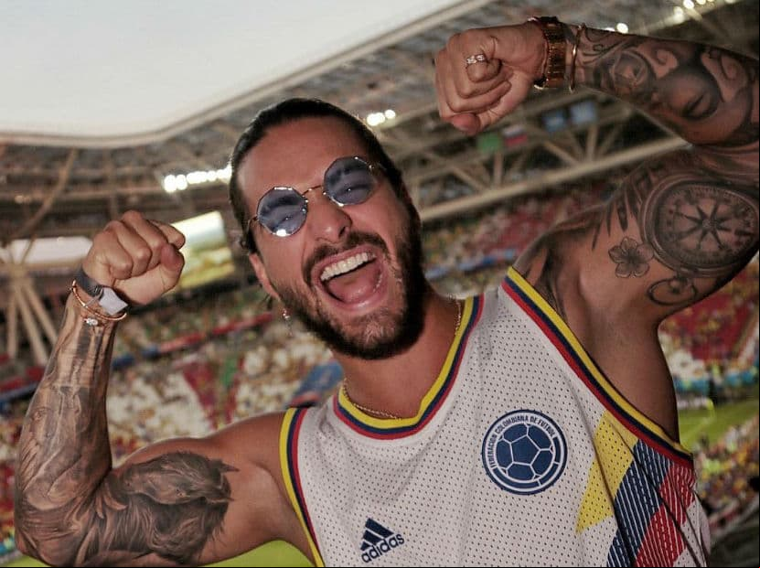 Maluma ¿conquista a Maradona en Rusia? ¡y le roban un beso!
