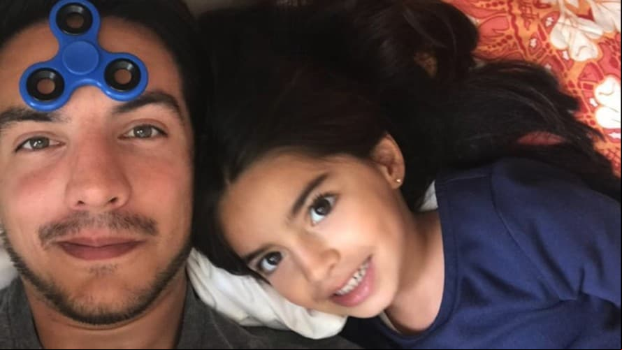 “Agarró una etapa de enamoramiento padrísimo conmigo y la adoro, pero ahorita ya lleva un rato que cada vez que me ve me abraza, me agarra de la mano y no me suelta, se la pasa buscándome para jugar, entonces eso es muy tierno y muy lindo. La verdad me enamora”, detalló.