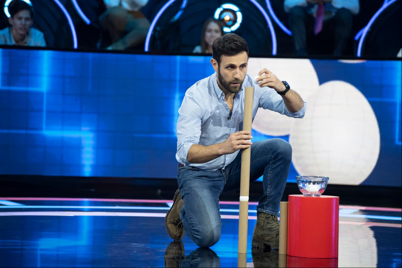 Carlos Ferro mostró mucho aplomo en el juego Torre de Huevos, en el que tuvo que usar cuatro tubos de Servitoalla y cuatro huevos para construir una torre en el orden apropiado y así evitó que se derrumbara.