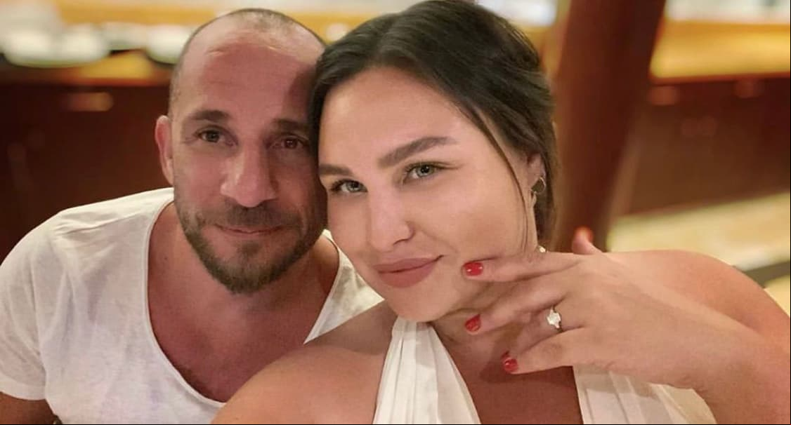 La actriz Estefanía Villarreal, quien es mejor recordada por interpretar a 'Celina Ferrer' en la telenovela 'Rebelde', se comprometió el 12 de octubre de 2019 con el empresario israelí Gidi Shwartz. Unos meses después anunció que posponía su boda, debido a su carga de trabajo. Sin embargo, el pasado viernes 25 de septiembre, Villarreal renovó su compromiso con una tierna imagen de ambos en la que apuntó: "Y sí. Dije sí. Y lo haré. Sí".