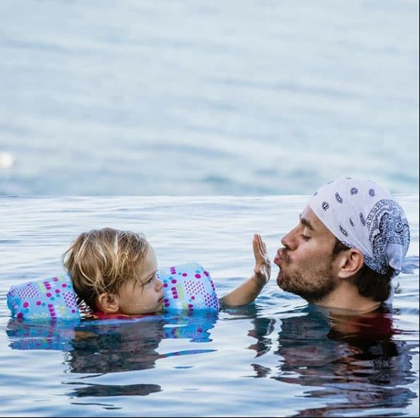 Mientras que unos meses después, en enero de 2020, Enrique enterneció las redes sociales al postear una foto donde se ve a su hijo Nicholas frenar un beso de su famoso padre, consiguiendo miles de “likes” de sus fans, así como de sus colegas cantantes como Thalía o Giselle Blondet.