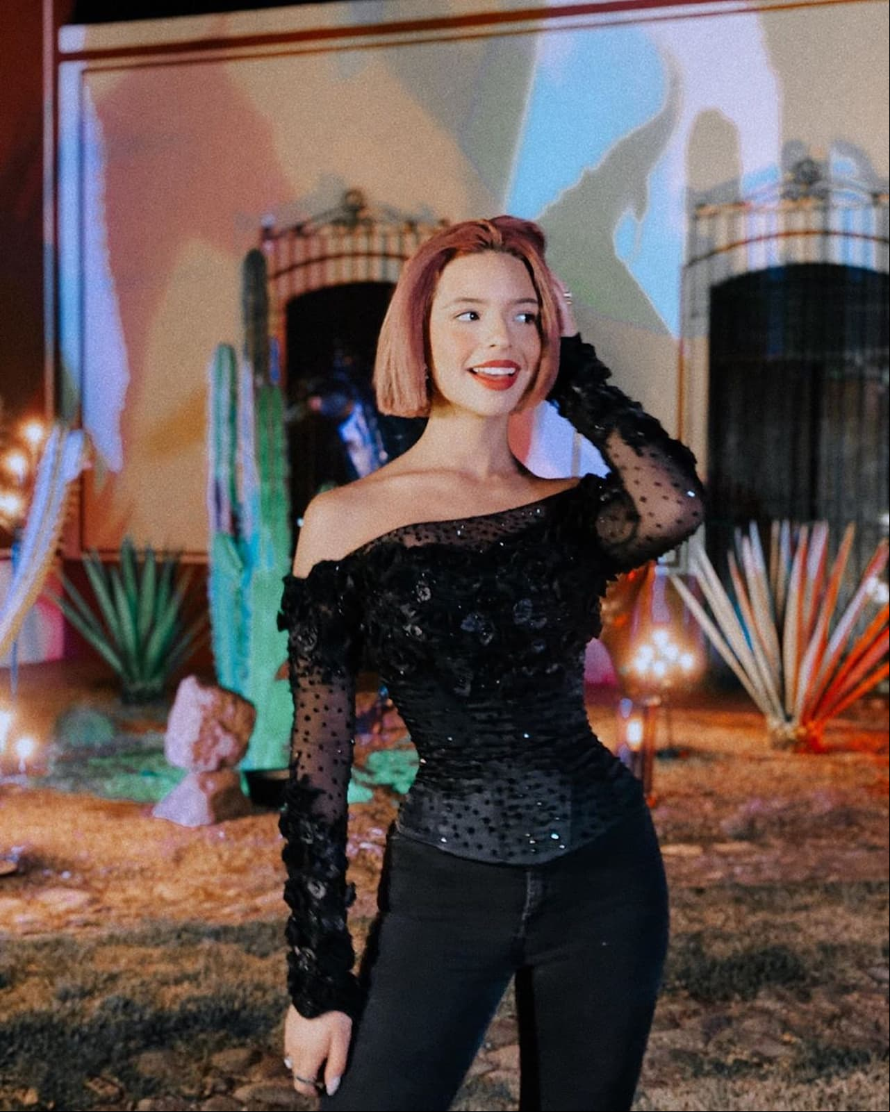 Ángela Aguilar posa sin maquillaje y pregunta a sus fans de qué color debería teñir su cabello