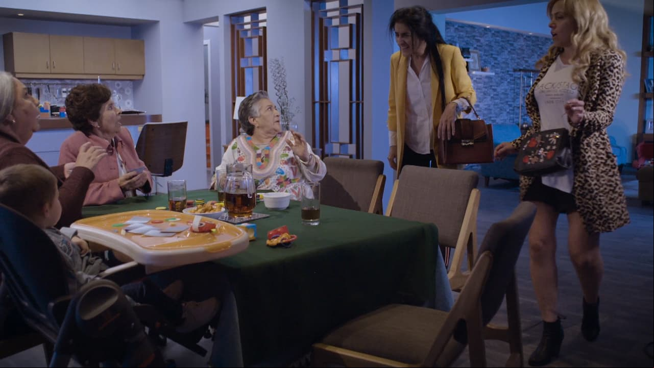 Y cuando Lorenza llega, encuentra a Chayo jugando canasta con "Las Muchachas" y enseñándole a Emiliano
