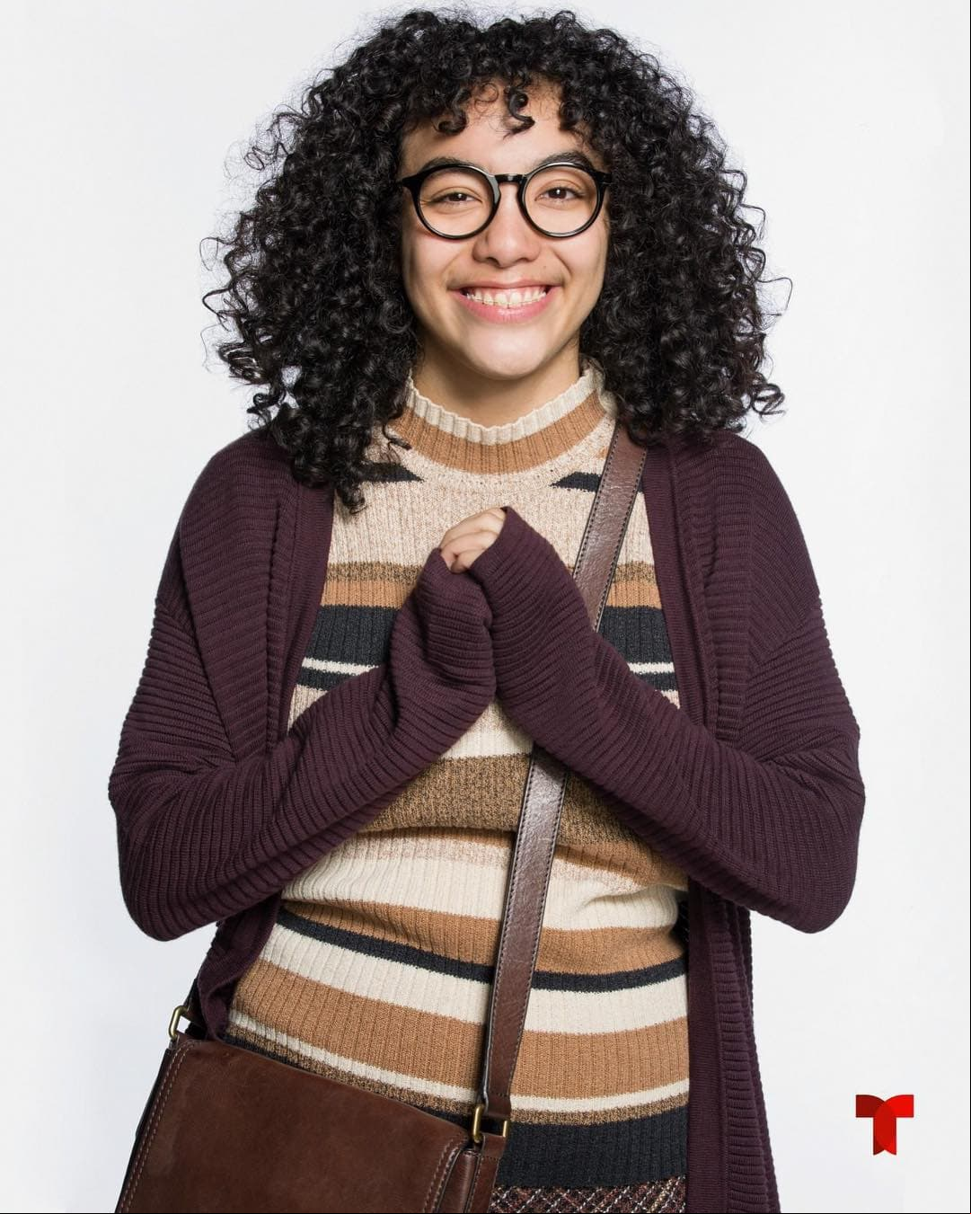 En esta ficción, ‘Betty’ es una joven mexicana e inteligente que vive en Nueva York. Tras seis meses de rechazo en sus entrevistas de trabajo, decide aceptar un empleo muy por debajo de sus capacidades como la secretaria personal del presidente de una compañía de moda. A pesar de ser ridiculizada por su aspecto físico, ‘Betty’ está dispuesta a continuar y a su paso encontrar el amor.