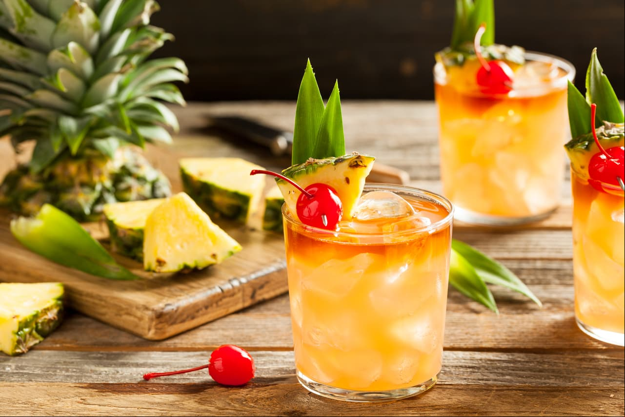 7. Elige licores destilados y acompáñalos de agua mineral, jugo de limón, jugo de arándano o refresco sin calorías.