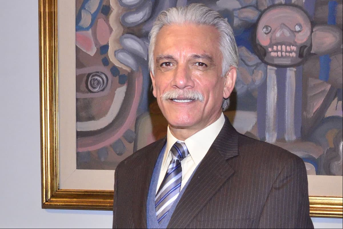 La mano derecha de “Paola” en la casa presidencial es “Manuel Hernández”, interpretado por Juan Carlos Barreto.
