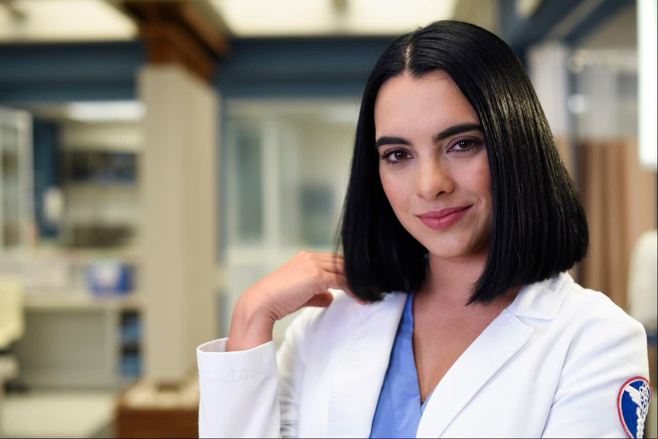 Scarlet Gruber es ‘Tania Olivares’, una joven residente que está empezando su especialidad en ginecología. Ella está llena de energía, segura, feminista y optimista.