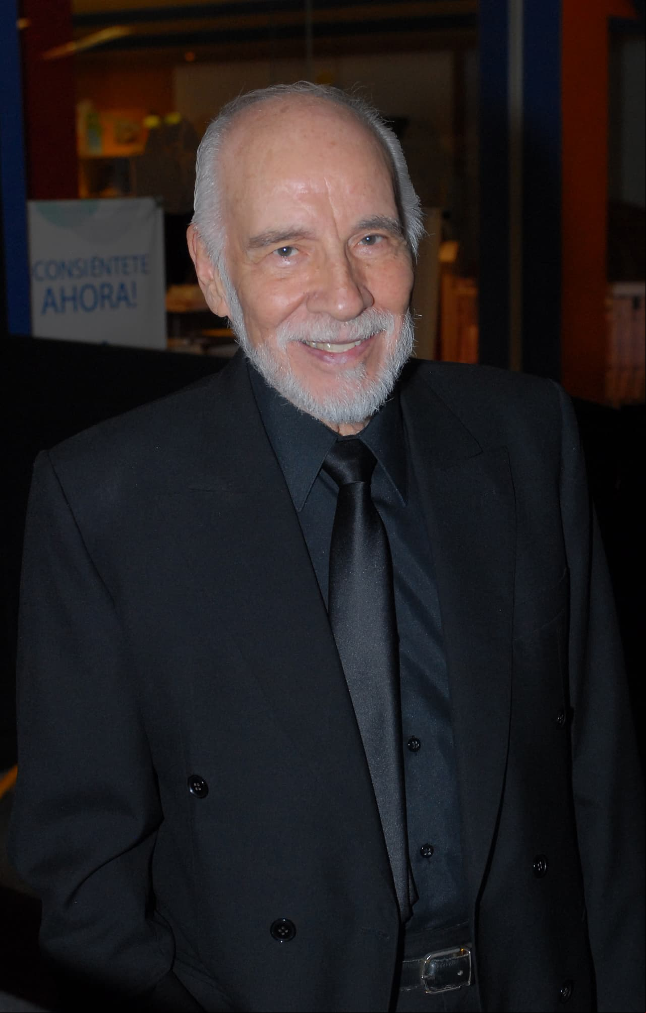 Aarón Hernán dio vida al 'Regidor Don Anselmo Iturbe y Pedroza'. El actor falleció el 26 de abril de 2020, a los 89 años de edad, en la Ciudad de México.