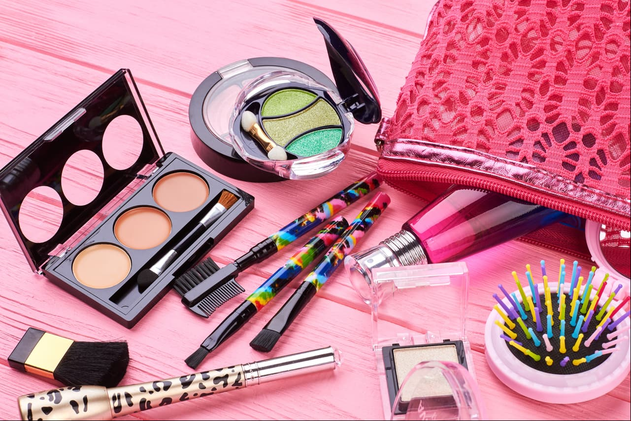 Kit de maquillaje básico que toda mujer debe tener en su bolsa