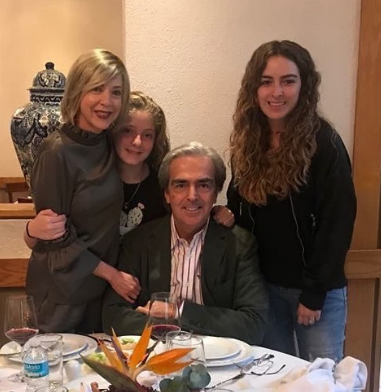 En tanto, Lorenzo Lazo se desempeñaba como director del despacho jurídico Alemán Velasco y Asociados. Además, estaba casado con Concha de la Mora, con quien tuvo una hija, Lorenza.
