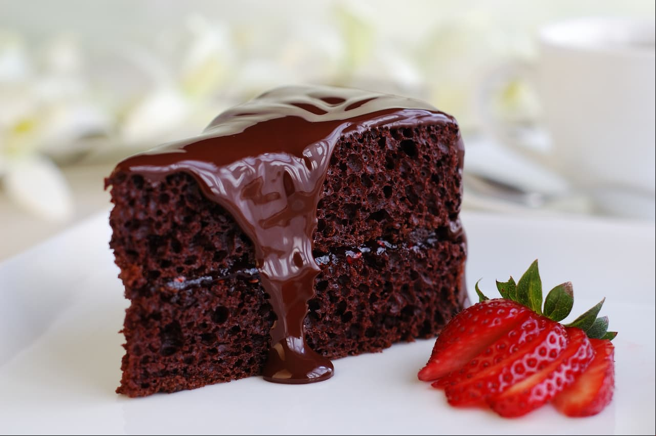 10. Los postres no están prohibidos. Sin embargo, trata de probarlos solamente. La recomendación de la nutrióloga es “no acabarse todo el pastel, helado o chocolate”.
