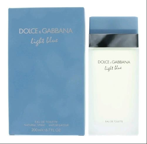 Light blue de Dolce & Gabbana. "Me gusta mucho el de hombre y el de mujer también es una delicia. La verdad es que entre los dos hay una línea tan delgada que casi son unisex. Tiene limón, lo cual caracteriza a esta fragancia como un ejemplar de frescura, pero sin llegar a ser súper ácido. Tiene un toque de manzana que es la parte que tiene la versión femenina, cedro, rosa, bambú, ambar y almizcle", comparte Marck.