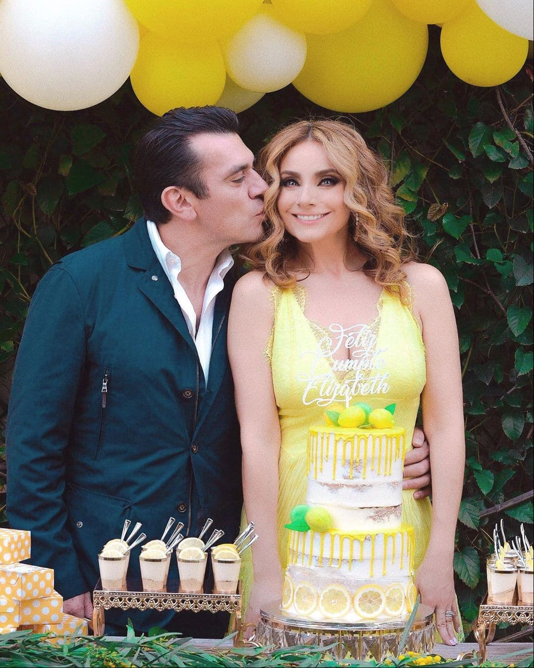 “Gracias por todo mi amor @salinasjorgemx, eres el amor de mi vida, sigamos celebrando la vida juntos”, expresó Elizabeth en su publicación en la que posó junto a Jorge Salinas.